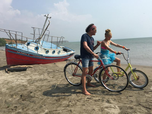 7 Razones Por Las Que El Video De La Bicicleta Con Shakira Y Carlos Vives Sera Tu Favorito Video E Online Latino Mx